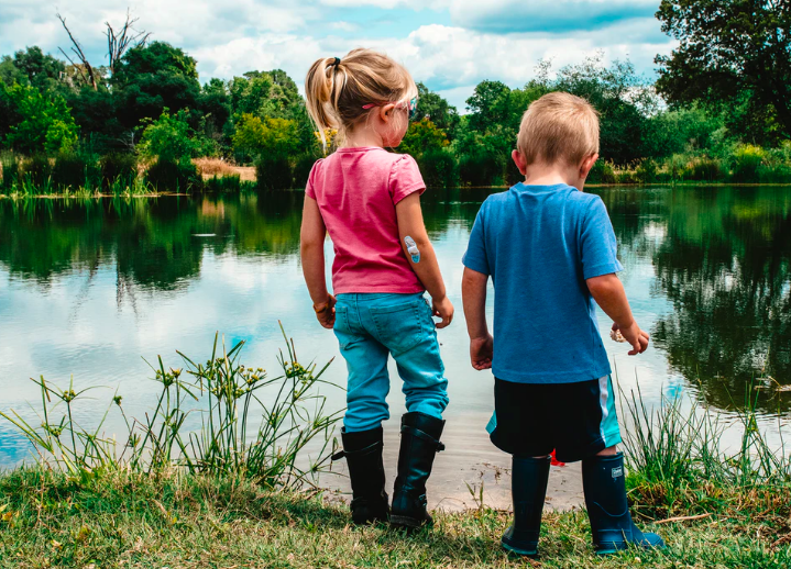 Kids.looking.at.water